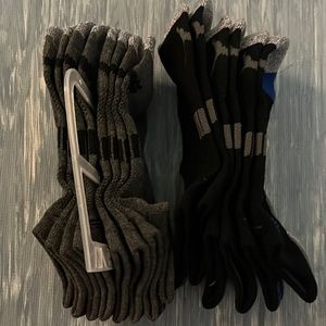 Brand new puma socks 7 pairs. 4 in black,3 in blue.